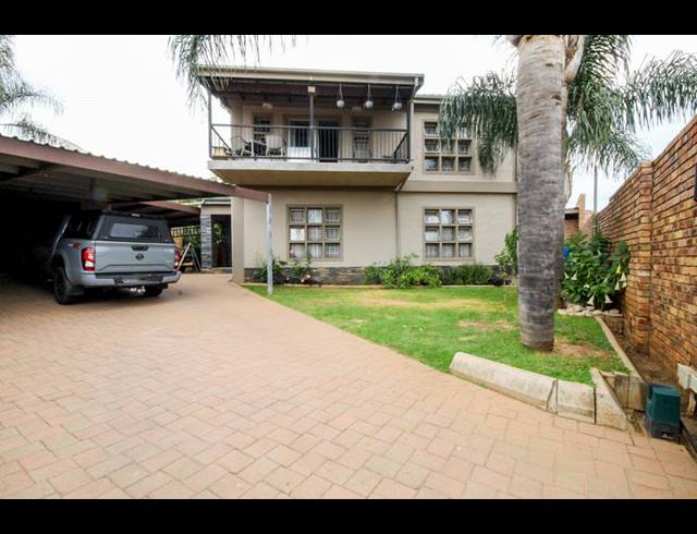 3 BEDROOM TOWNHOUSE FOR SALE IN THATCHFIELD